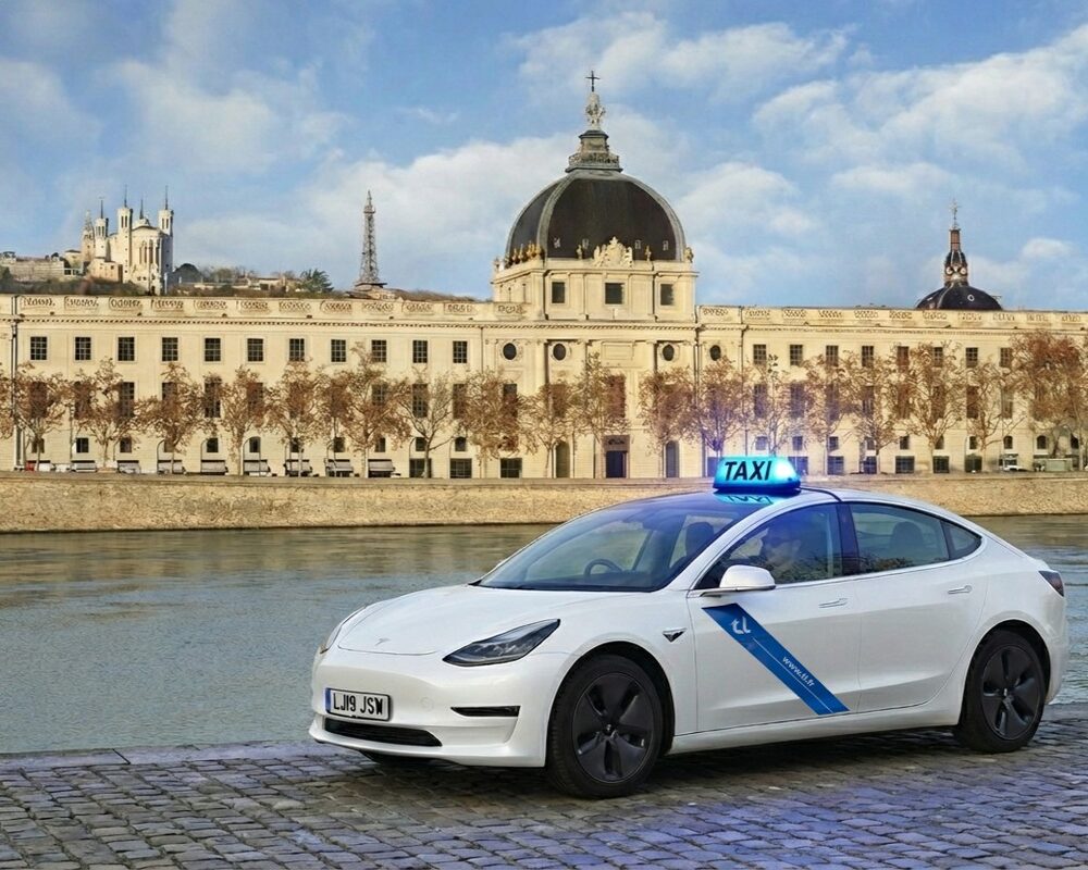 Plan d'action de d&eacute;carbonation de TL Taxi Lyon : verdissement de la flotte et &eacute;coconduite