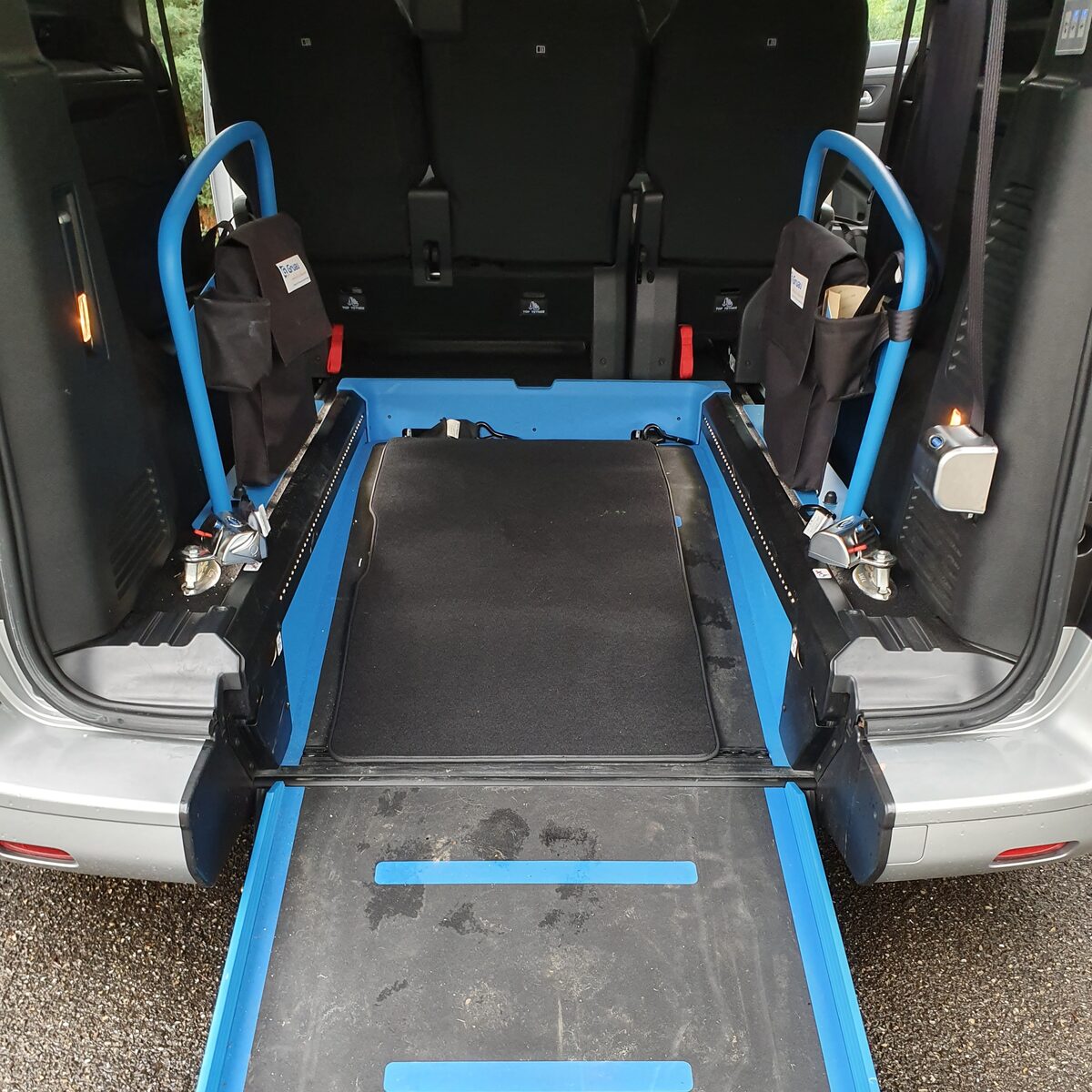V&eacute;hicule taxi adapt&eacute; PMR &eacute;quip&eacute; pour fauteuil roulant