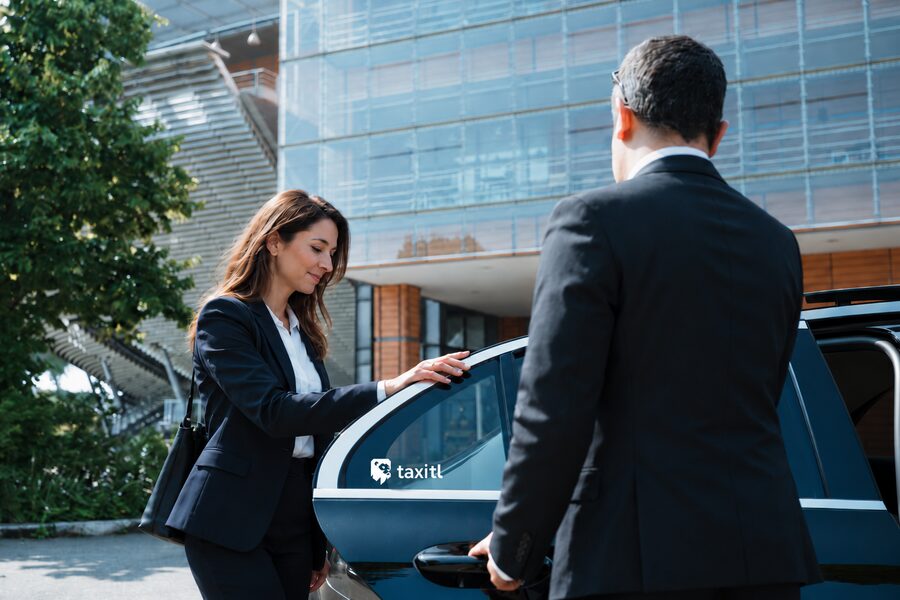 Chauffeur privé Taxi TL VIP accueillant un client devant une berline Mercedes à Lyon