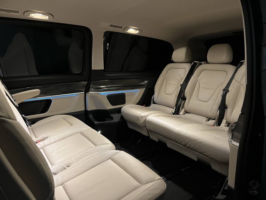 Intérieur cuir d'un van Mercedes Classe V Taxi TL VIP, sièges individuels