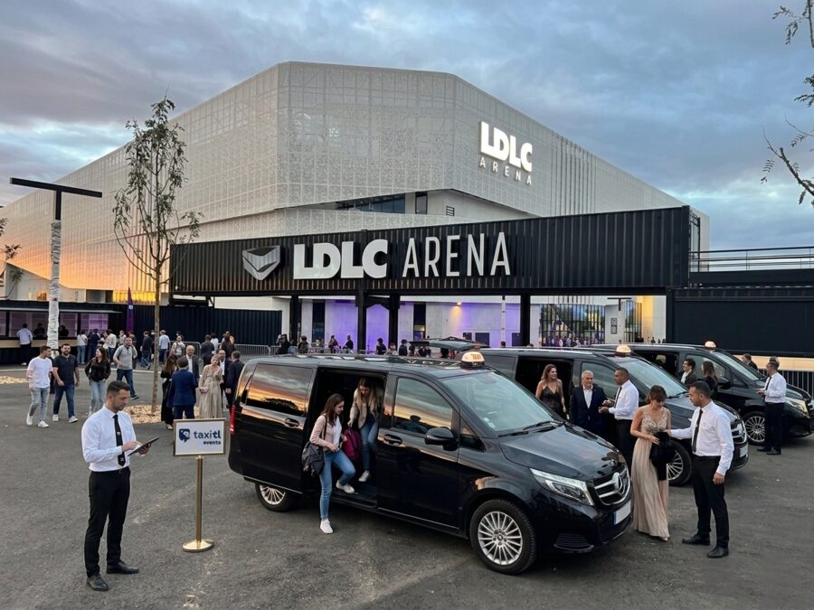 Concert à la LDLC Arena de Lyon : sortie du public vers les taxis TL Events