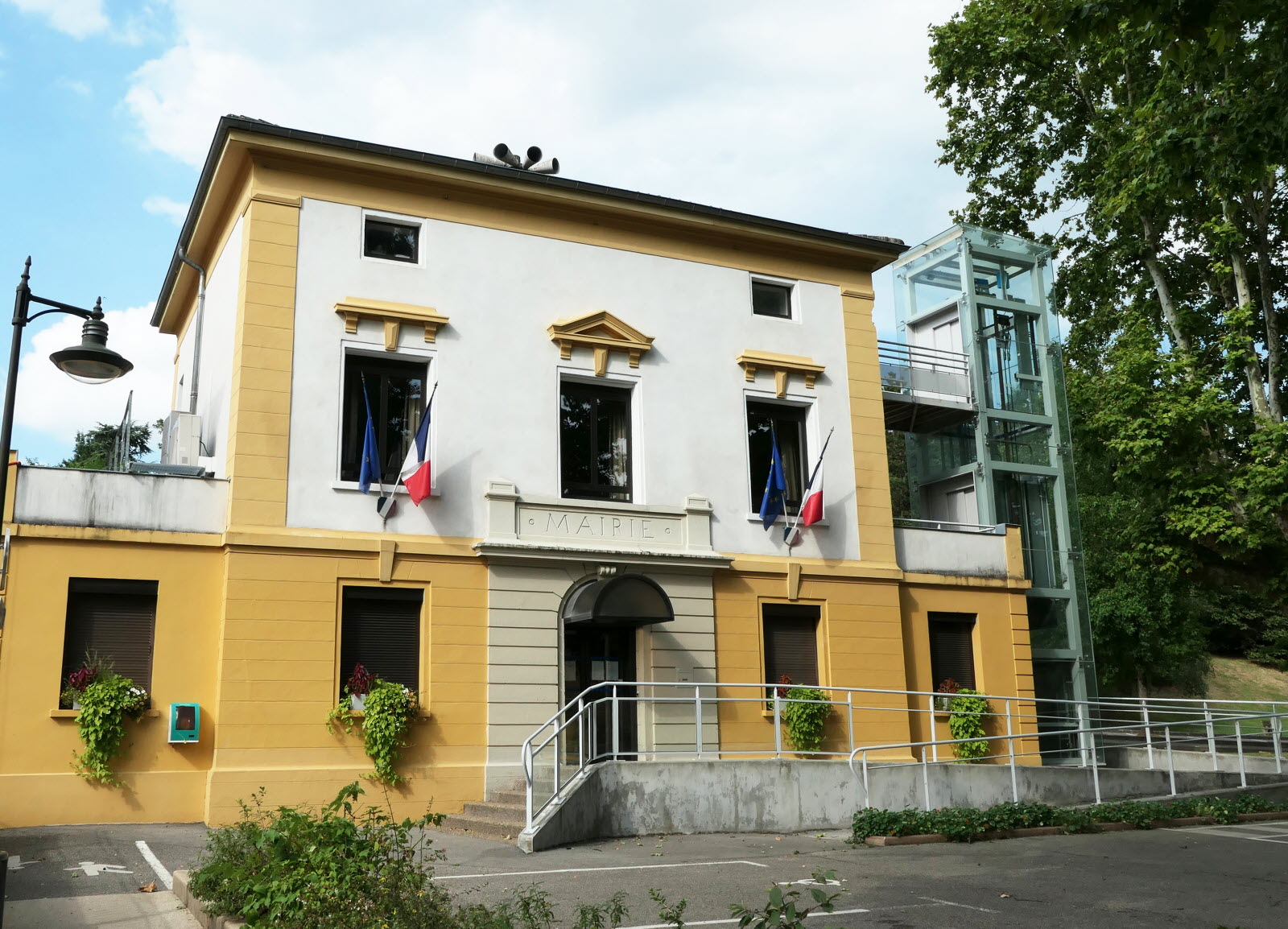 Paysages verdoyants de Cailloux-sur-Fontaines illustration