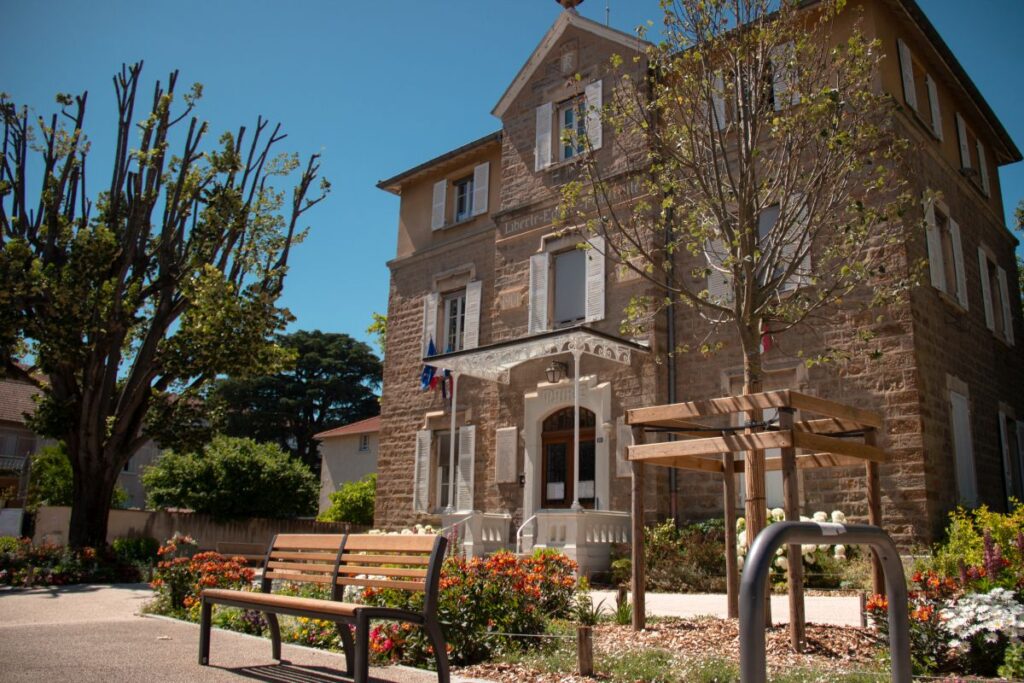 City Hall of Champagne-au-Mont-d'Or illustration