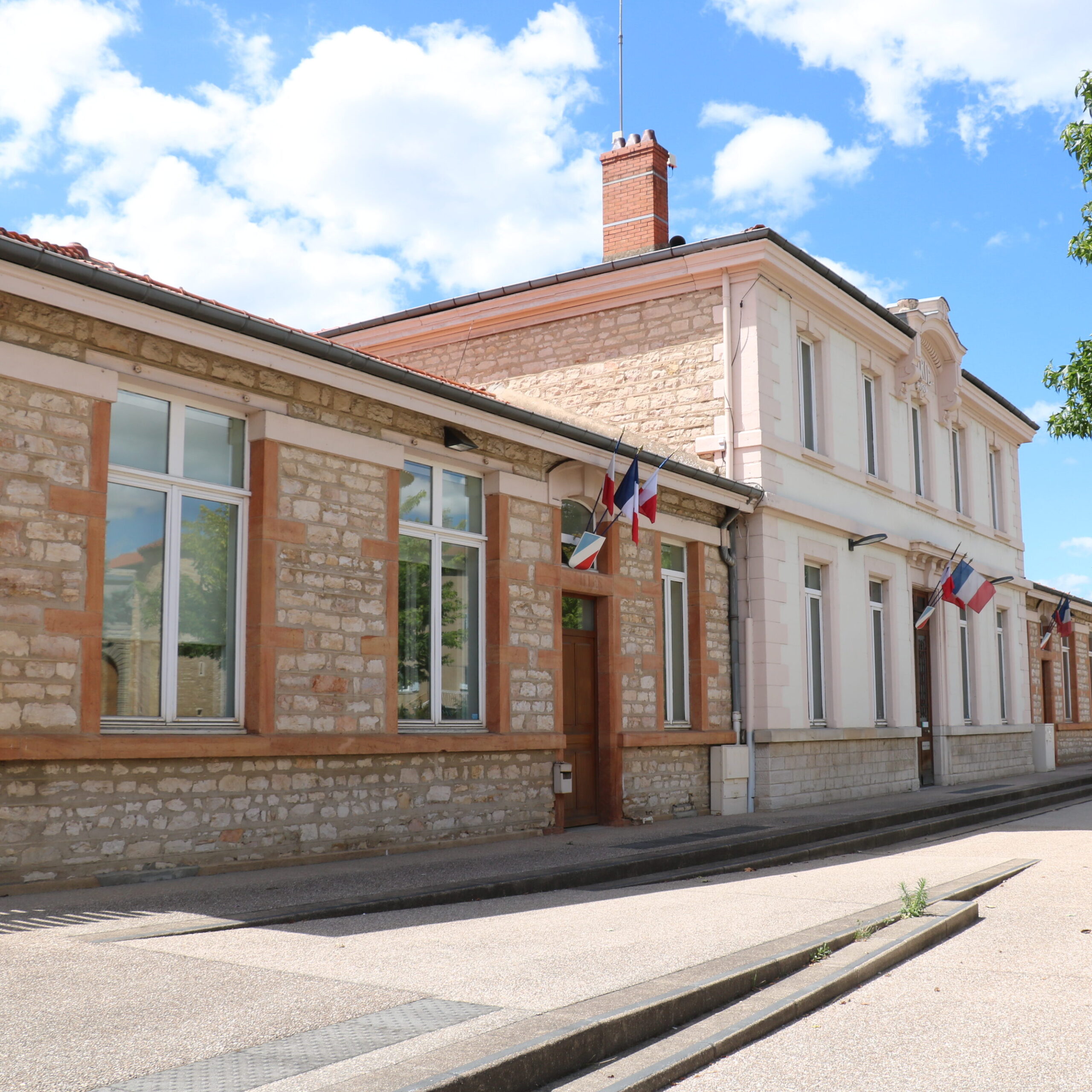 Vieux bourg de Lissieu en pierre dorée illustration